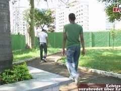 Durchtrainierter Latino schleppt Boy in Park für Blowjob ab